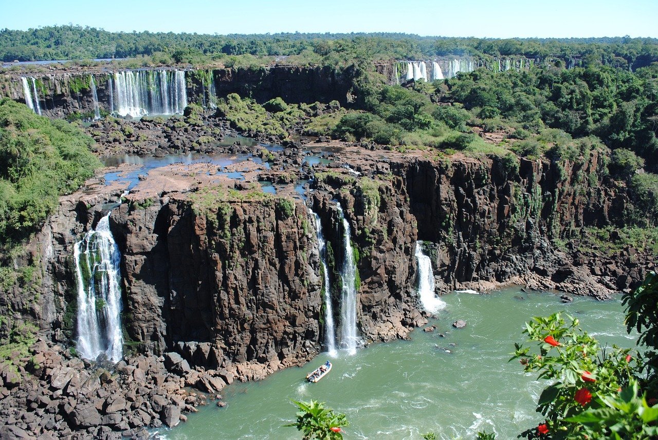 Iguazú falls without water