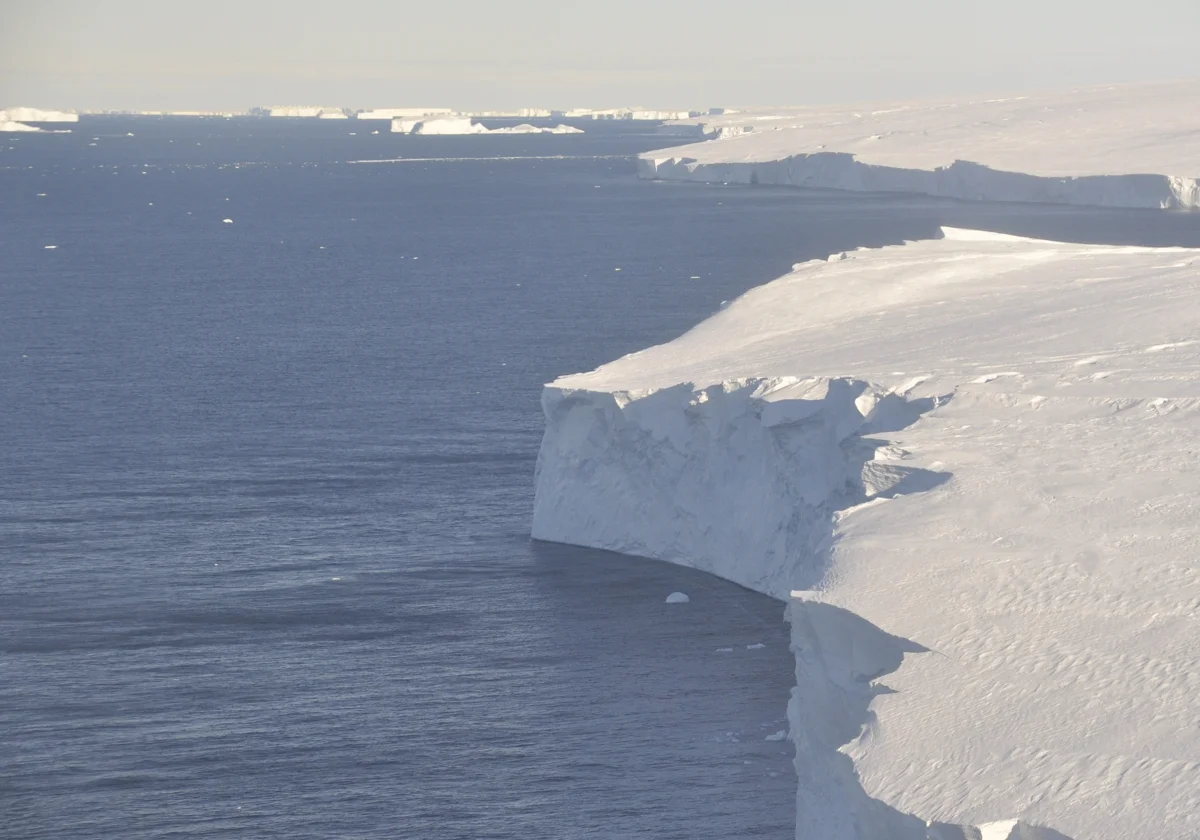Raising walls to contain glaciers is a proposal of risky geoengineering.